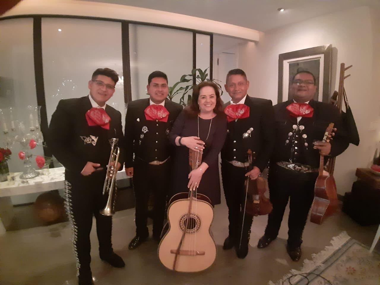 Mariachi Imperio de Garibaldi con clienta en evento privado